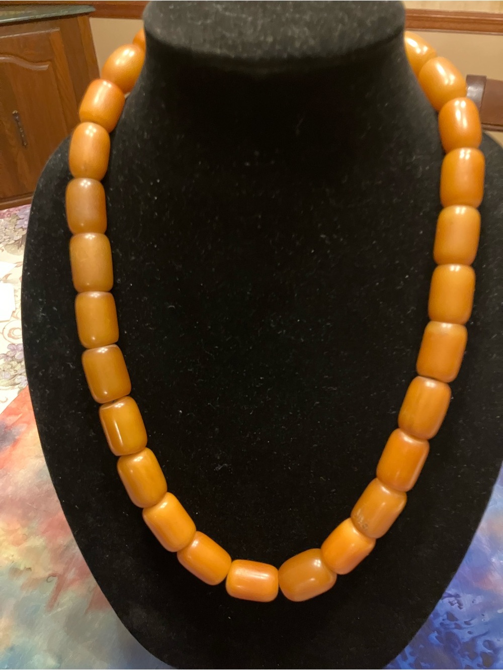 VINTAGE BUTTERSCOTCH BAKELITE NECKLACE FEATURING LARGE, CYLINDRICAL BEADS